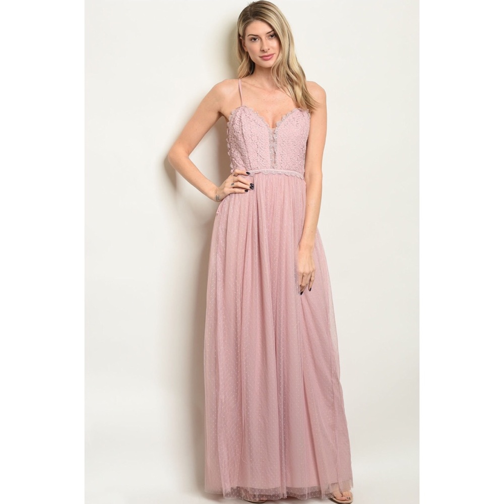 Adjustable lace-up sides. Sleeveless sweetheart neckline tulle lace gown